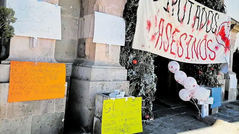 Cartulinas de protesta de trabajadores de la construcción